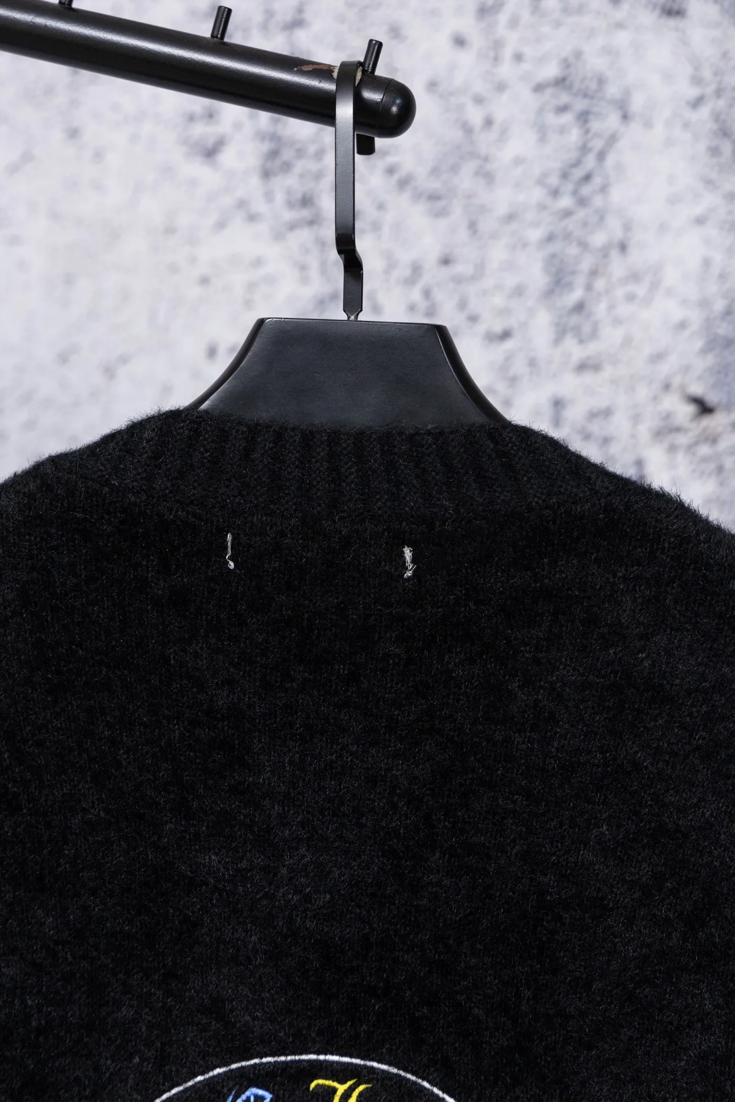 P300 Chrome Hearts CH Chrome Hearts 2026 new cross loose knitted V-neck cardigan Fabric: Made of plush textured knitted material, soft to the touch and with a lazy atmosphere; Decoration: Red, yellow, and black cross ornaments on the chest, paired with brand logo patches, which are iconic elements of street fashion brands (such as Chrome Hearts style), enhancing visual recognition; Version: Loose version + single-row metal button design, combining casual feeling and practicality. 2. Style and Adaptation Style: It combines dark street style and gentle knitted texture, which belongs to the tone of "sweet and cool mix"; Scenario: Can be worn with a T-shirt/suspender to create a daily street look, or can be layered with a shirt for light casual wear. Color: Black White Size: M L XL